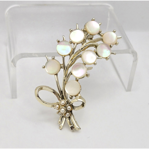 Estate Jewelry - Vintage Brooch Mother Of Pearl Goldtone Floral Pin Dainty Cottagecore Retro Twee